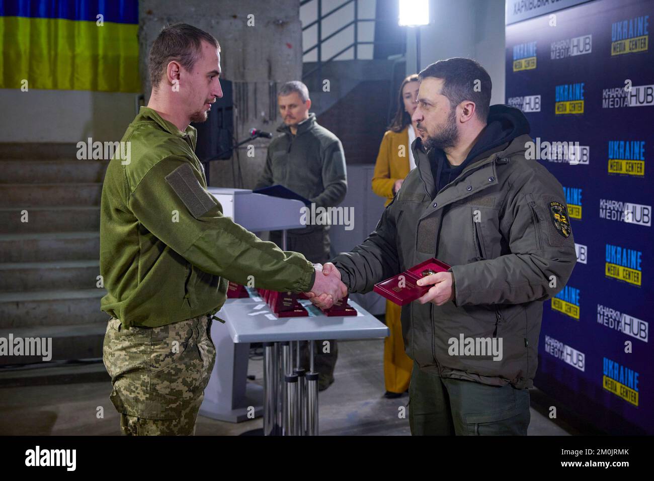 (Regionen Donezk und Charkiv der Ukraine) am Tag der Streitkräfte der Ukraine traf sich Präsident Wolodymyr Zelensky mit dem ukrainischen Militär, das während der groß angelegten Invasion Russlands mutig und selbstlos die Souveränität und territoriale Unversehrtheit der Ukraine in der Region Charkiv verteidigte. Heute fühle ich mich geehrt, hier zu sein und die Besten der Besten zu verleihen. Obwohl ich glaube, dass wir an der Front das Beste haben“, sagte das Staatsoberhaupt. Volodymyr Zelenskyy gratulierte den Teilnehmern zum Tag der Streitkräfte der Ukraine. Stockfoto