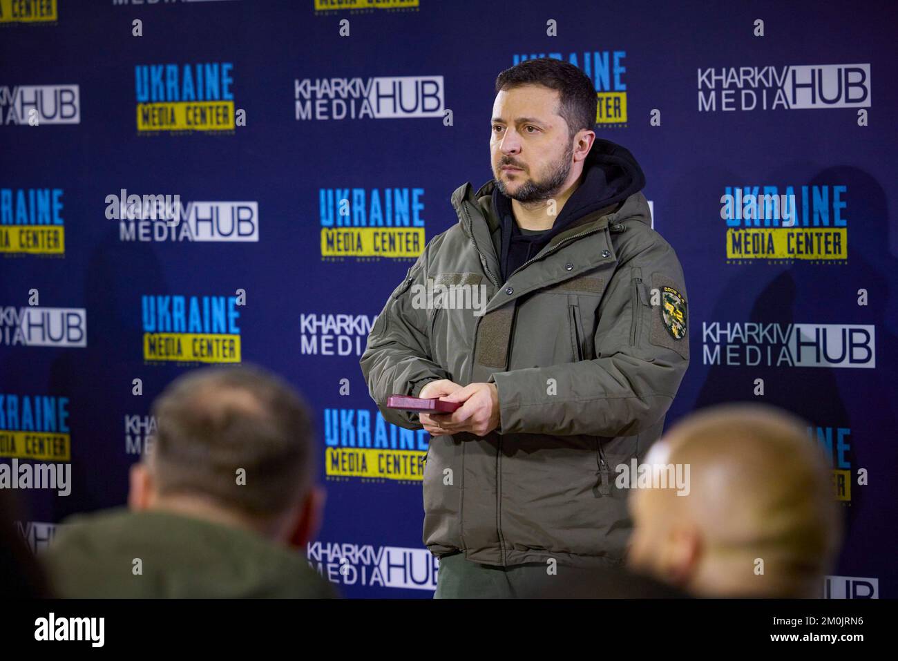 (Regionen Donezk und Charkiv der Ukraine) am Tag der Streitkräfte der Ukraine traf sich Präsident Wolodymyr Zelensky mit dem ukrainischen Militär, das während der groß angelegten Invasion Russlands mutig und selbstlos die Souveränität und territoriale Unversehrtheit der Ukraine in der Region Charkiv verteidigte. Heute fühle ich mich geehrt, hier zu sein und die Besten der Besten zu verleihen. Obwohl ich glaube, dass wir an der Front das Beste haben“, sagte das Staatsoberhaupt. Volodymyr Zelenskyy gratulierte den Teilnehmern zum Tag der Streitkräfte der Ukraine. Stockfoto