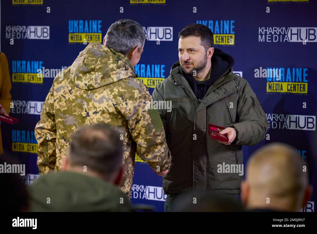 (Regionen Donezk und Charkiv der Ukraine) am Tag der Streitkräfte der Ukraine traf sich Präsident Wolodymyr Zelensky mit dem ukrainischen Militär, das während der groß angelegten Invasion Russlands mutig und selbstlos die Souveränität und territoriale Unversehrtheit der Ukraine in der Region Charkiv verteidigte. Heute fühle ich mich geehrt, hier zu sein und die Besten der Besten zu verleihen. Obwohl ich glaube, dass wir an der Front das Beste haben“, sagte das Staatsoberhaupt. Volodymyr Zelenskyy gratulierte den Teilnehmern zum Tag der Streitkräfte der Ukraine. Stockfoto