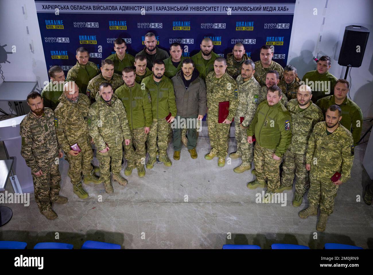 (Regionen Donezk und Charkiv der Ukraine) am Tag der Streitkräfte der Ukraine traf sich Präsident Wolodymyr Zelensky mit dem ukrainischen Militär, das während der groß angelegten Invasion Russlands mutig und selbstlos die Souveränität und territoriale Unversehrtheit der Ukraine in der Region Charkiv verteidigte. Heute fühle ich mich geehrt, hier zu sein und die Besten der Besten zu verleihen. Obwohl ich glaube, dass wir an der Front das Beste haben“, sagte das Staatsoberhaupt. Volodymyr Zelenskyy gratulierte den Teilnehmern zum Tag der Streitkräfte der Ukraine. Stockfoto