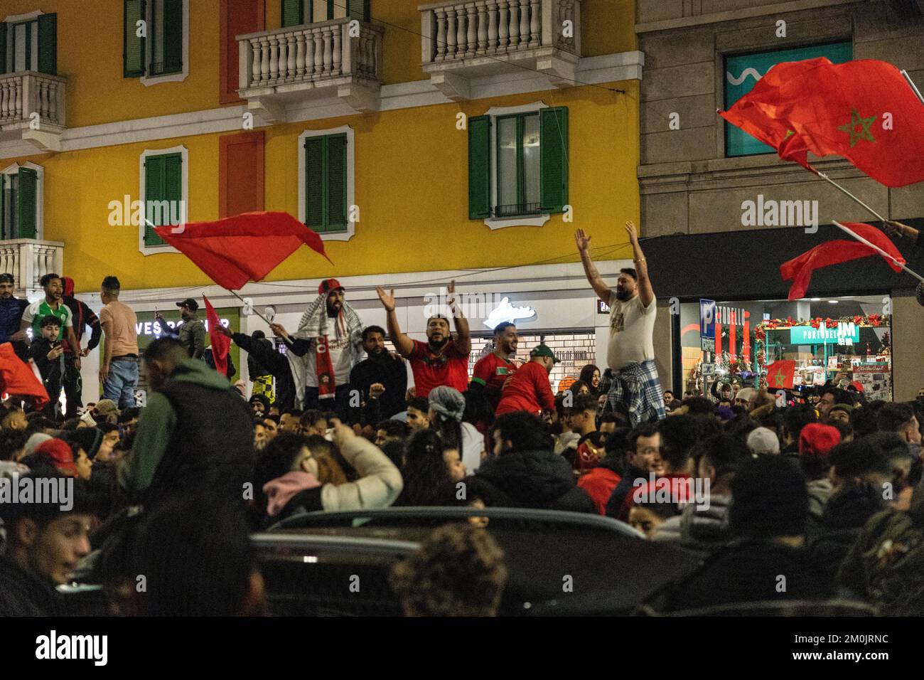 Mailand, Italien, 06.. Dezember 2022. Marokkanische Fans feiern den historischen WM-Sieg gegen Spanien im Corso Buenos Aires, Mailand, Italien Stockfoto