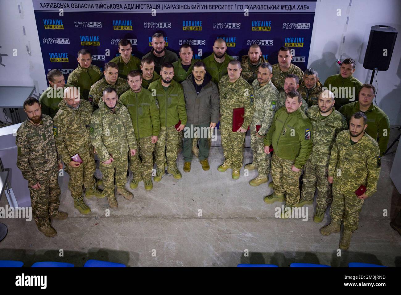 (Regionen Donezk und Charkiv der Ukraine) am Tag der Streitkräfte der Ukraine traf sich Präsident Wolodymyr Zelensky mit dem ukrainischen Militär, das während der groß angelegten Invasion Russlands mutig und selbstlos die Souveränität und territoriale Unversehrtheit der Ukraine in der Region Charkiv verteidigte. Heute fühle ich mich geehrt, hier zu sein und die Besten der Besten zu verleihen. Obwohl ich glaube, dass wir an der Front das Beste haben“, sagte das Staatsoberhaupt. Volodymyr Zelenskyy gratulierte den Teilnehmern zum Tag der Streitkräfte der Ukraine. Stockfoto