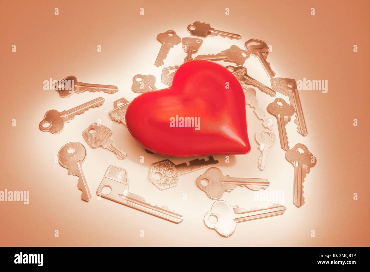 Love Heart und Keys auf warmem Hintergrund Stockfoto