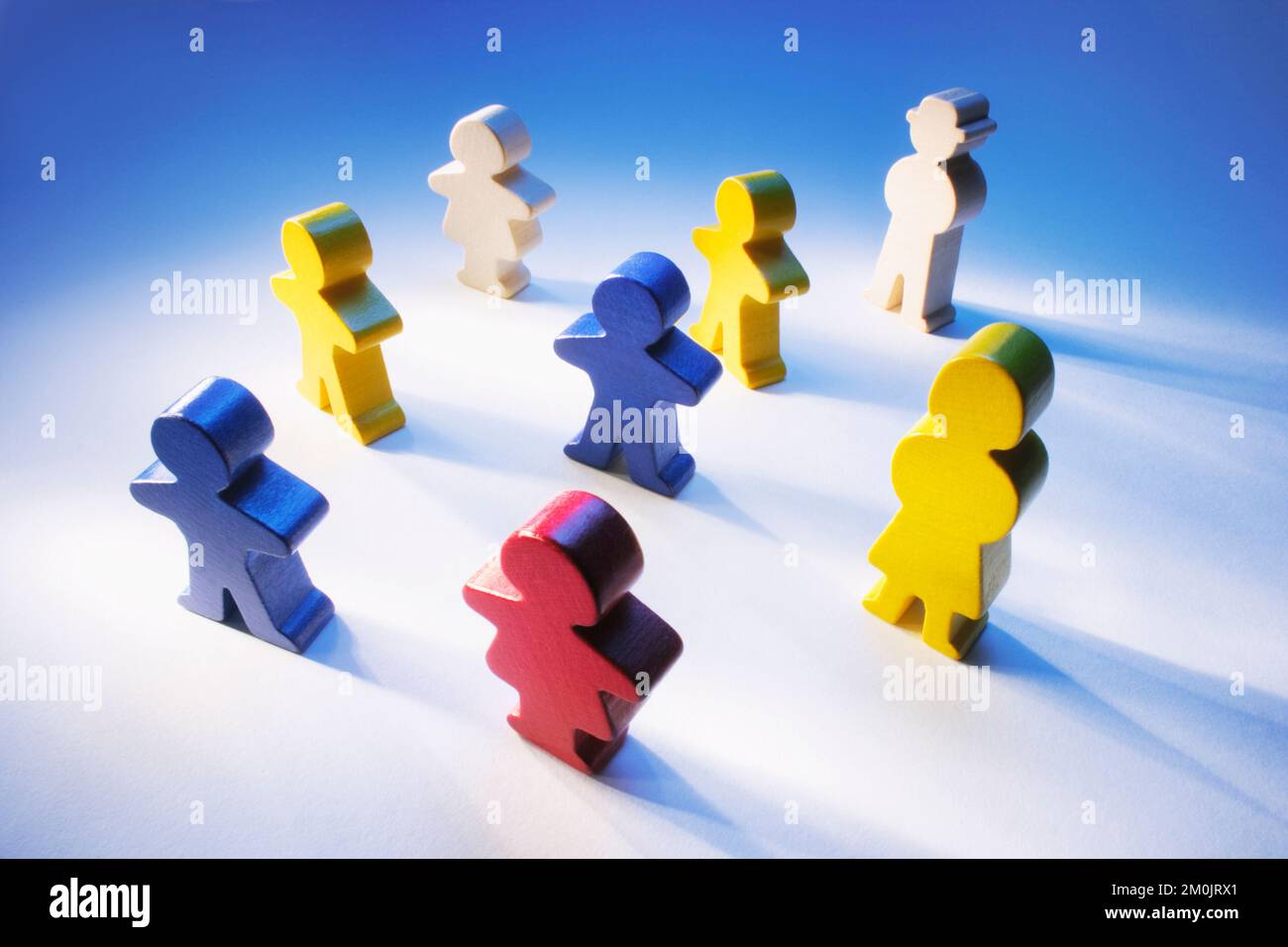 Hölzerne Familienfiguren auf blauem Hintergrund Stockfoto