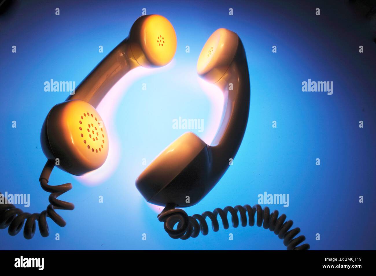 Telefonempfänger auf blauem Hintergrund Stockfoto