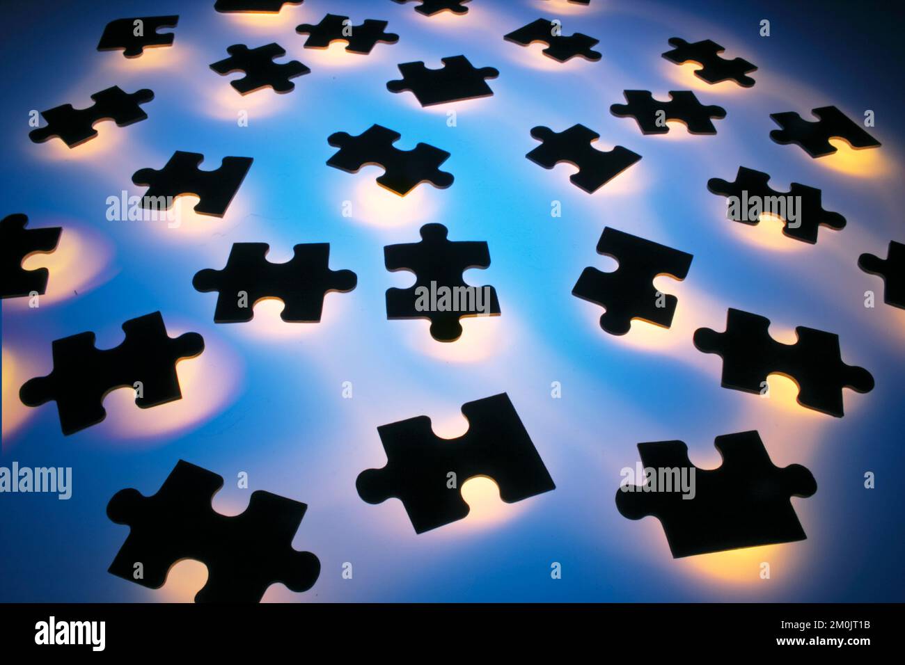 Puzzleteile auf blauem Hintergrund Stockfoto