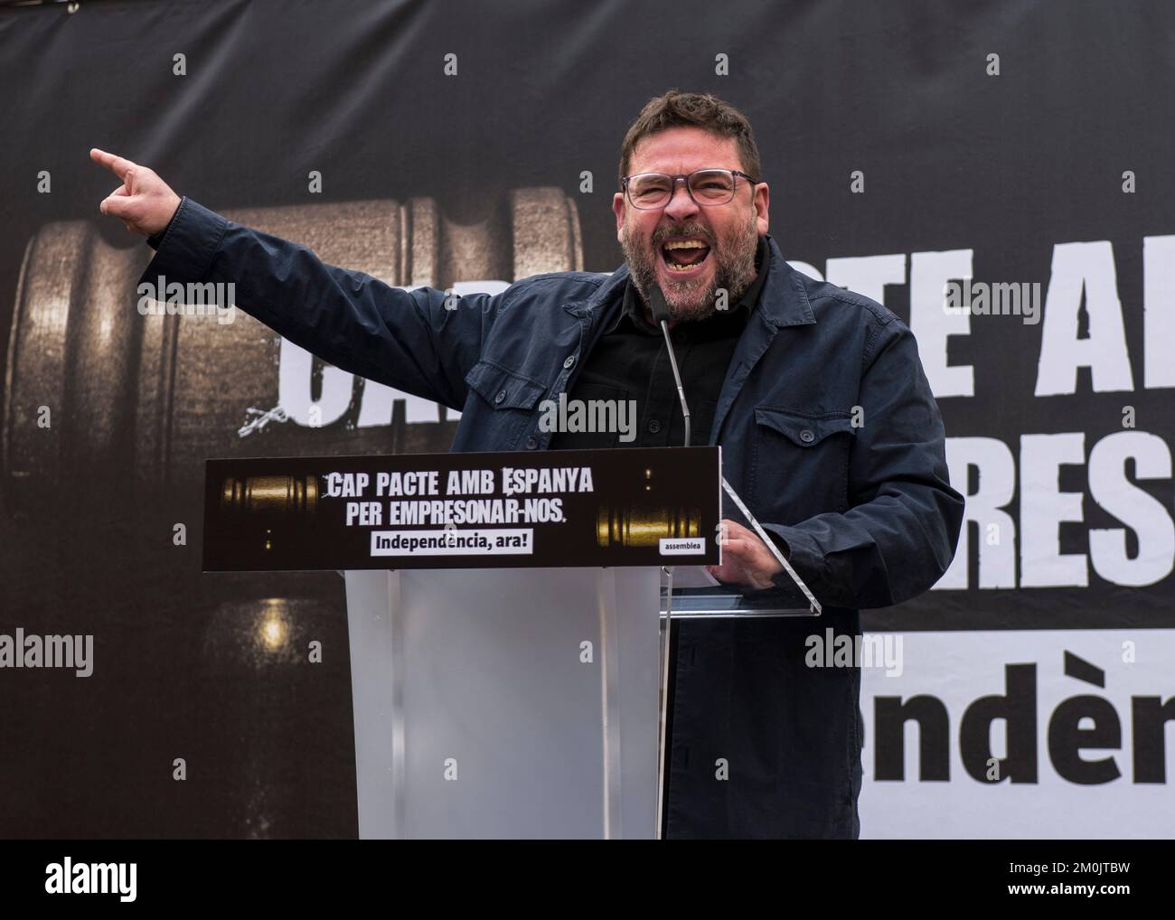 Albano Dante Fachin, ehemaliger Parlamentarier und Aktivist, spricht während der Demonstration. Tausende Demonstranten demonstrieren gegen das neue Gesetz der "verschlimmerten öffentlichen Unordnung", das das Gesetz für das Verbrechen der Aufwiegelung ersetzt. Das Verbrechen, für das die für die Unabhängigkeit eintretenden Führer verurteilt und verurteilt wurden. Zivilgesellschaftliche Organisationen sind der Ansicht, dass dieses neue Gesetz die Bürgerrechte beeinträchtigt, wie das Recht, sich bei Massenveranstaltungen zu organisieren, zu versammeln und zu demonstrieren. Dies ist die erste große Demonstration, die von zivilgesellschaftlichen Organisationen seit September 11 in Barcelona organisiert wird. Stockfoto