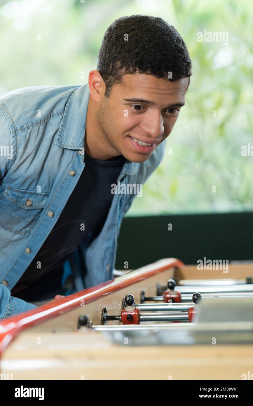 Nahaufnahme der Mann spielt Tischfußball in der Pause Stockfoto