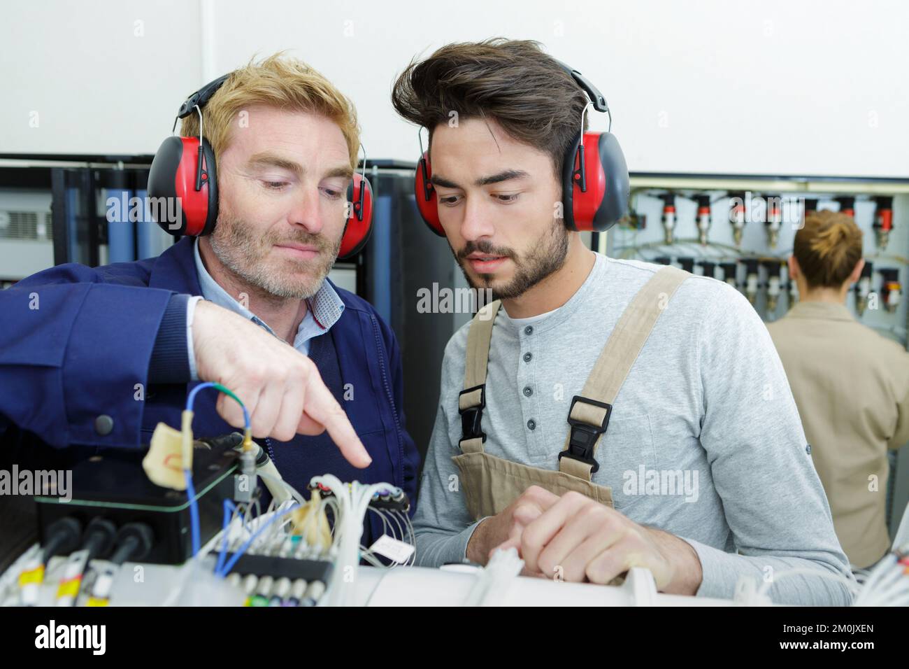 Zwei Arbeiter lösen ein Problem Stockfoto