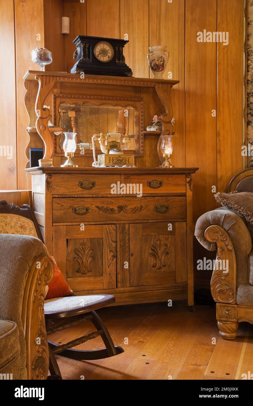 Antike Holzkommode mit Vintage-Objekten im Wohnzimmer im alten Haus um 1834 dekoriert. Stockfoto