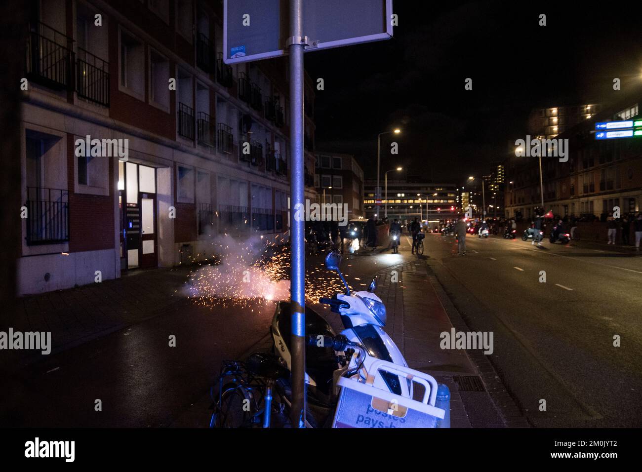 12-06-2022. Den Haag, Niederlande. Fußballfans feierten bei der Weltmeisterschaft den marokkanischen Sieg über Spanien. Schließlich räumte die Polizei die Gegend ab. Stockfoto