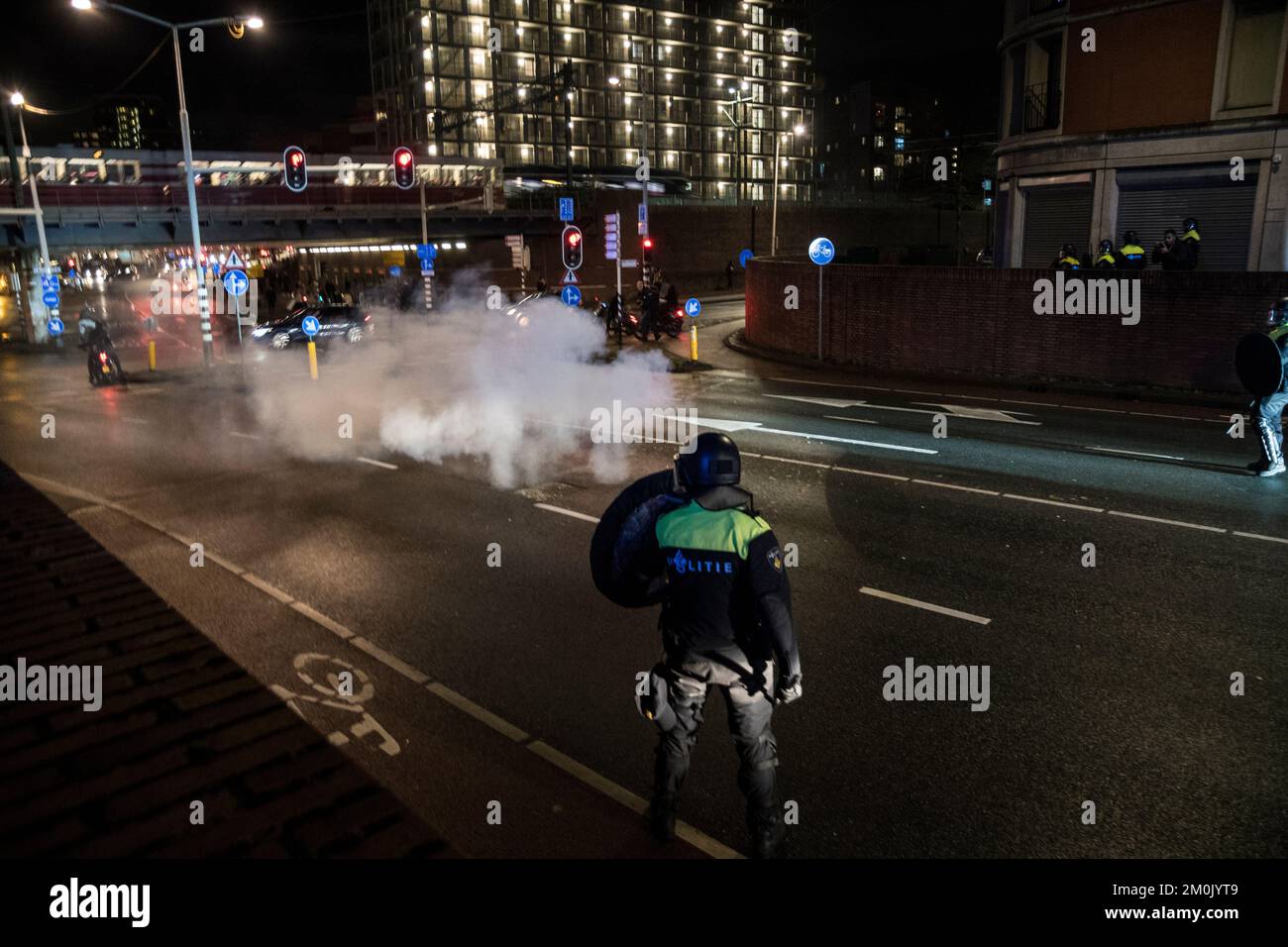 12-06-2022. Den Haag, Niederlande. Fußballfans feierten bei der Weltmeisterschaft den marokkanischen Sieg über Spanien. Schließlich räumte die Polizei die Gegend ab. Stockfoto