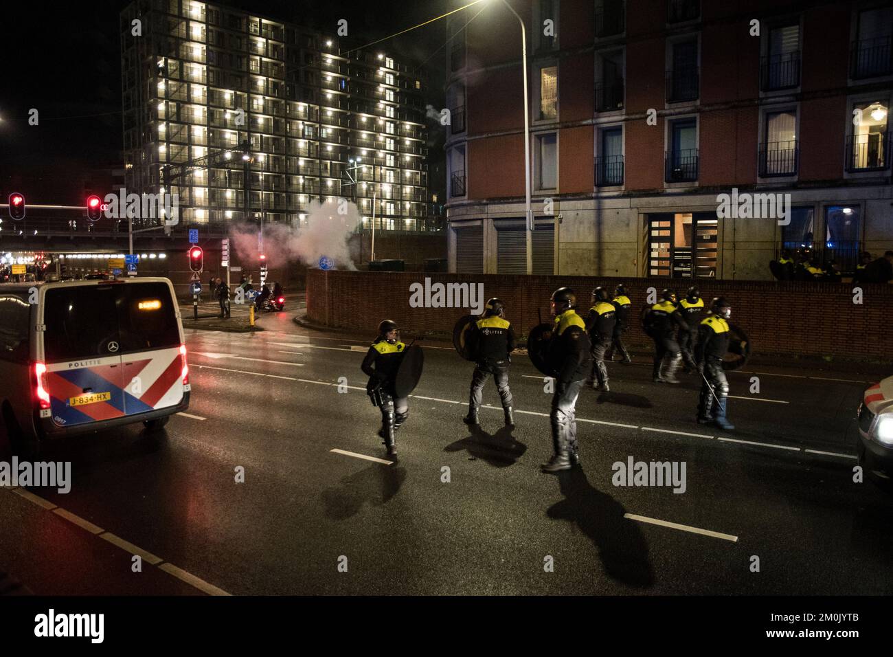 12-06-2022. Den Haag, Niederlande. Fußballfans feierten bei der Weltmeisterschaft den marokkanischen Sieg über Spanien. Schließlich räumte die Polizei die Gegend ab. Stockfoto