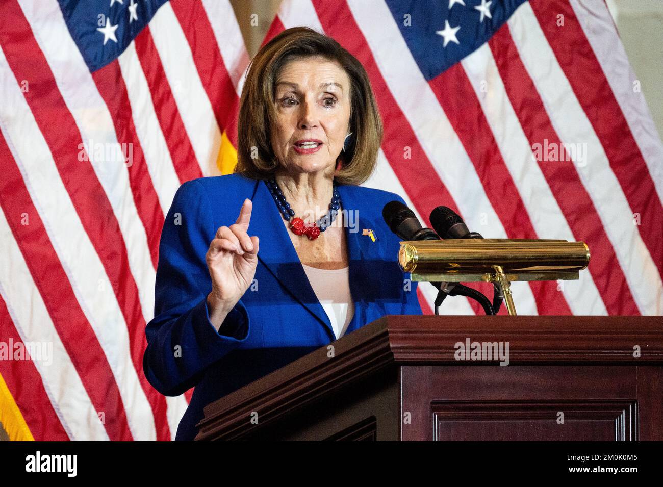 Washington, Usa. 06.. Dezember 2022. Haussprecherin Nancy Pelosi (D-CA) spricht in der Rotunde der USA Capitol bei einer Goldmedaillenverleihung des Kongresses zu Ehren der Kapitolpolizei der Vereinigten Staaten, der Metropolitan Police von Washington D.C. und derjenigen, die die USA beschützt haben Capitol am 6. Januar 2021. Kredit: SOPA Images Limited/Alamy Live News Stockfoto