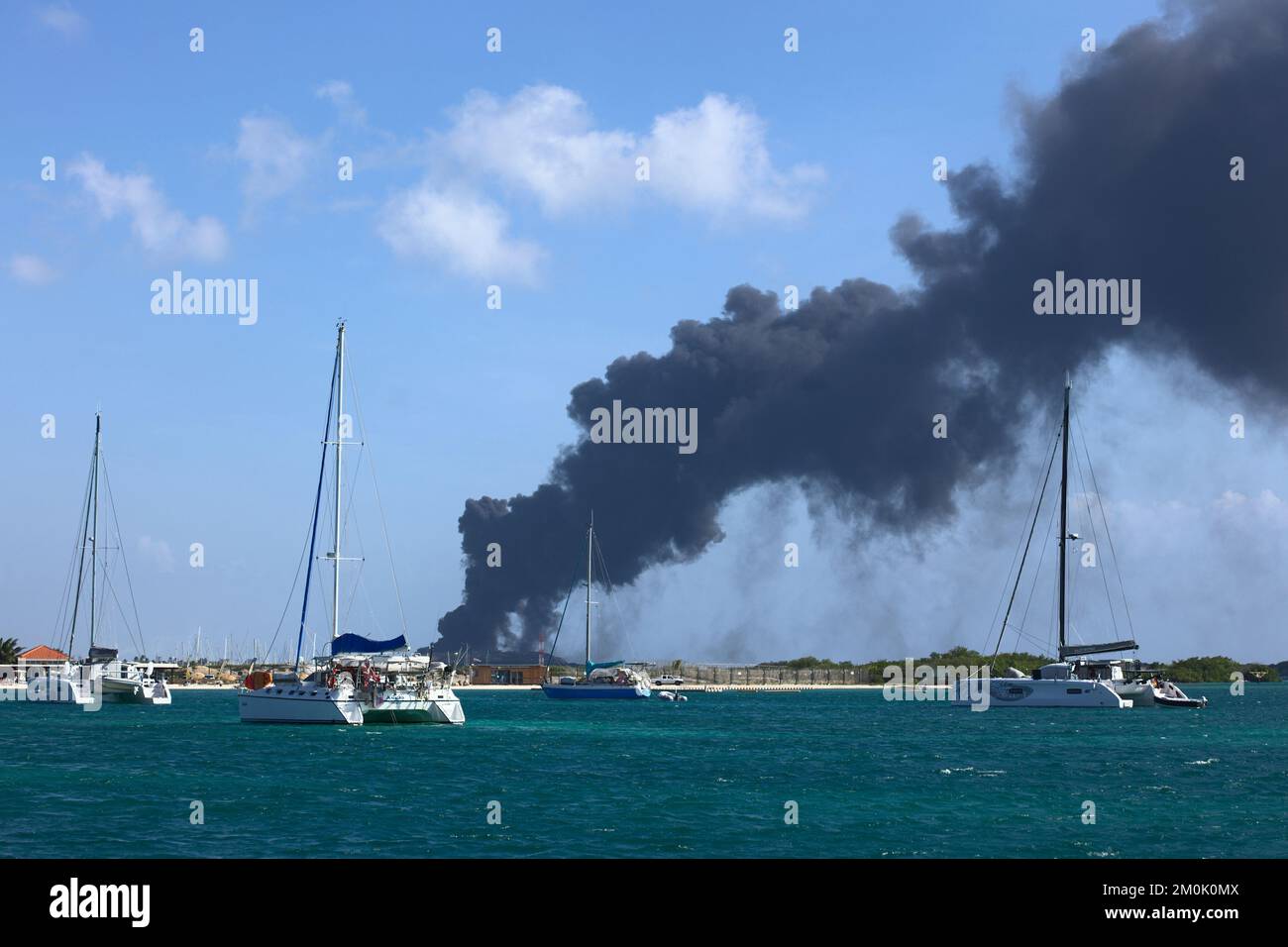 ORANJESTAD, ARUBA - 07. DEZEMBER 2021: Serlimar, der Aruban Müllbeseitigungsdienst neben dem Flughafen, verbrennt Müll auf Aruba Stockfoto