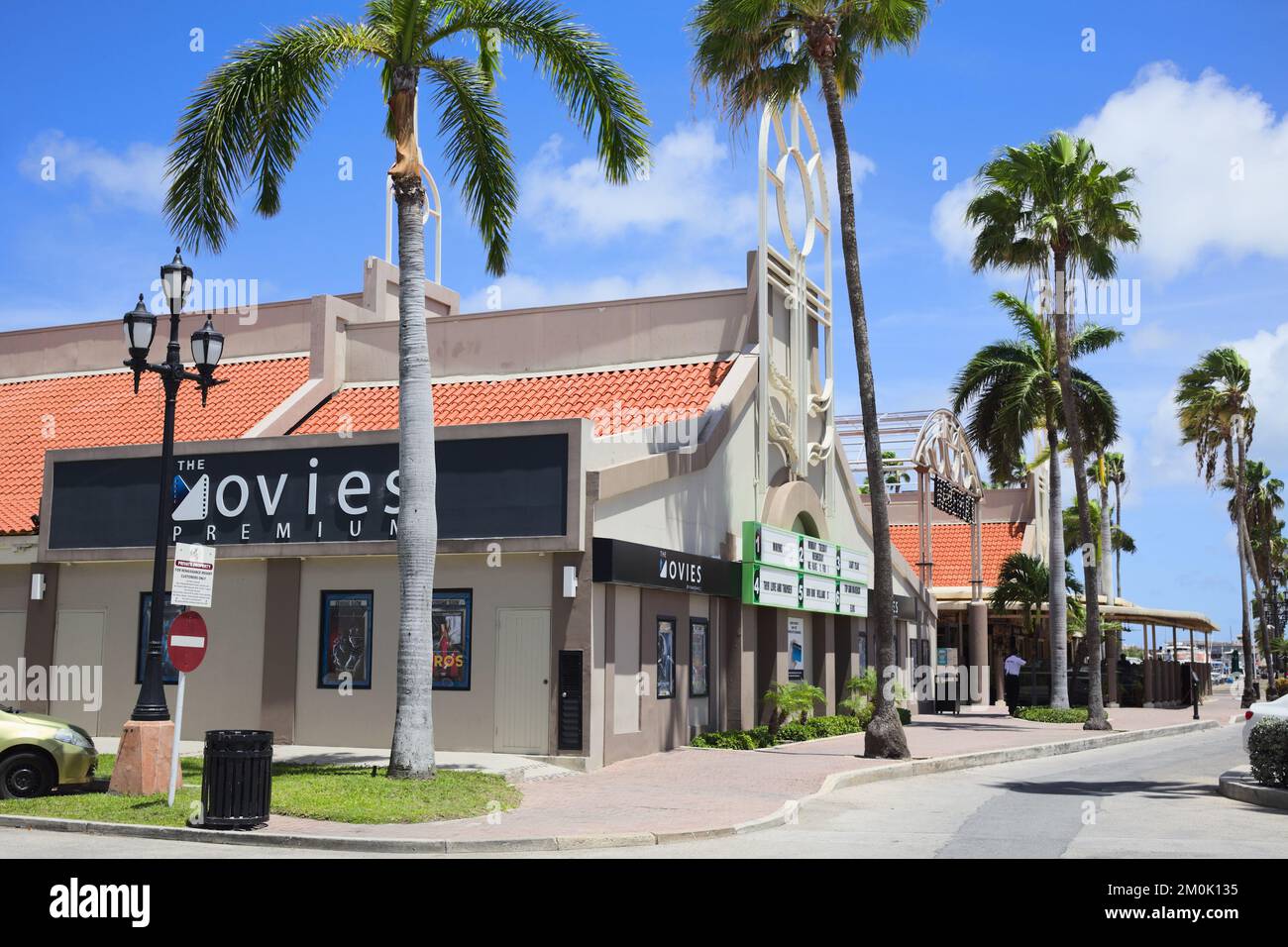 ORANJESTAD, ARUBA - 17. JULI 2022: Das Kino in der Renaissance Marketplace Mall im Stadtzentrum von Oranjestad auf Aruba Stockfoto