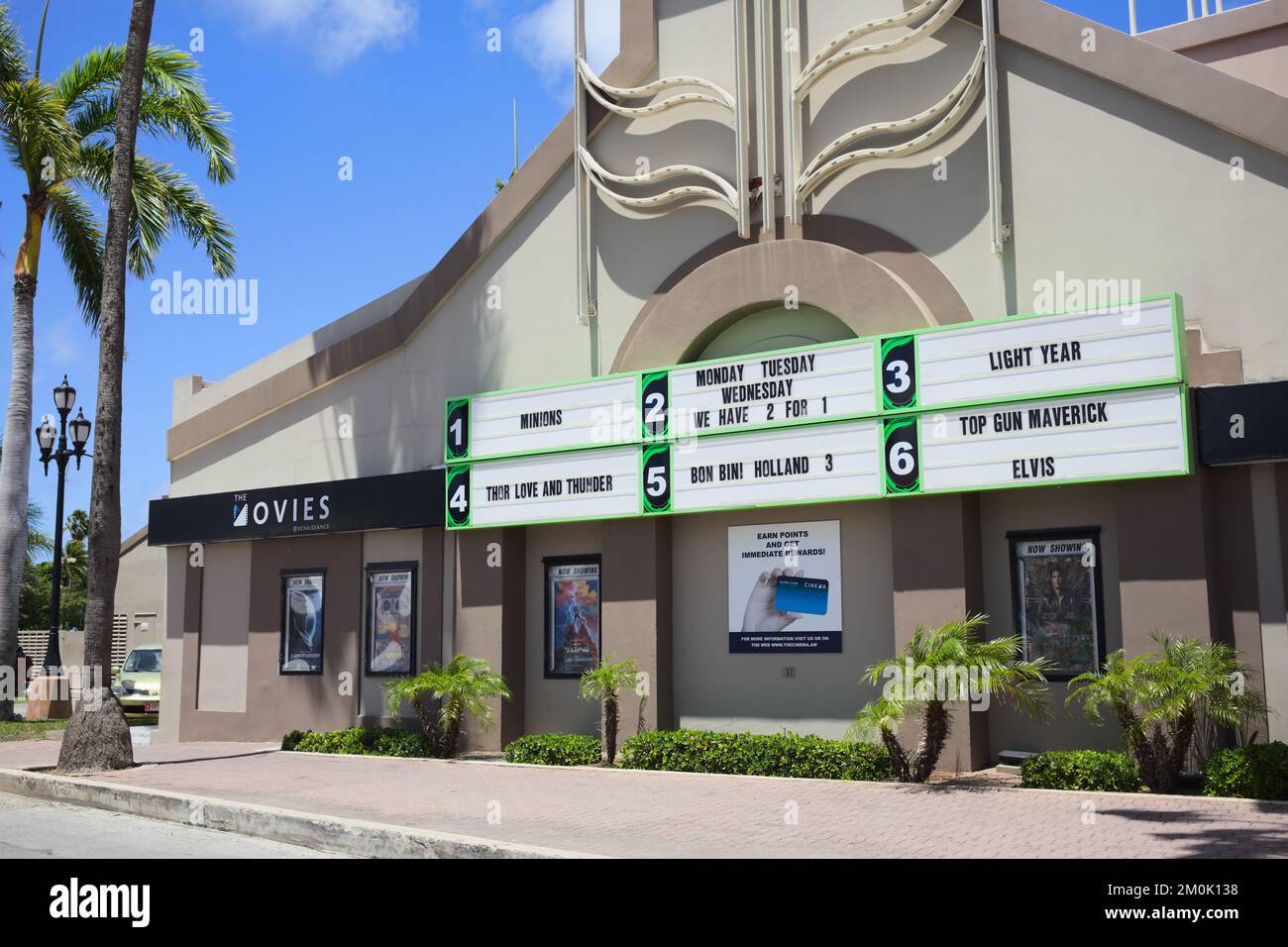 ORANJESTAD, ARUBA - 17. JULI 2022: Das Kino mit Postern und einem großen Brieftafel in der Renaissance Marketplace Mall in Oranjestad, Aruba Stockfoto