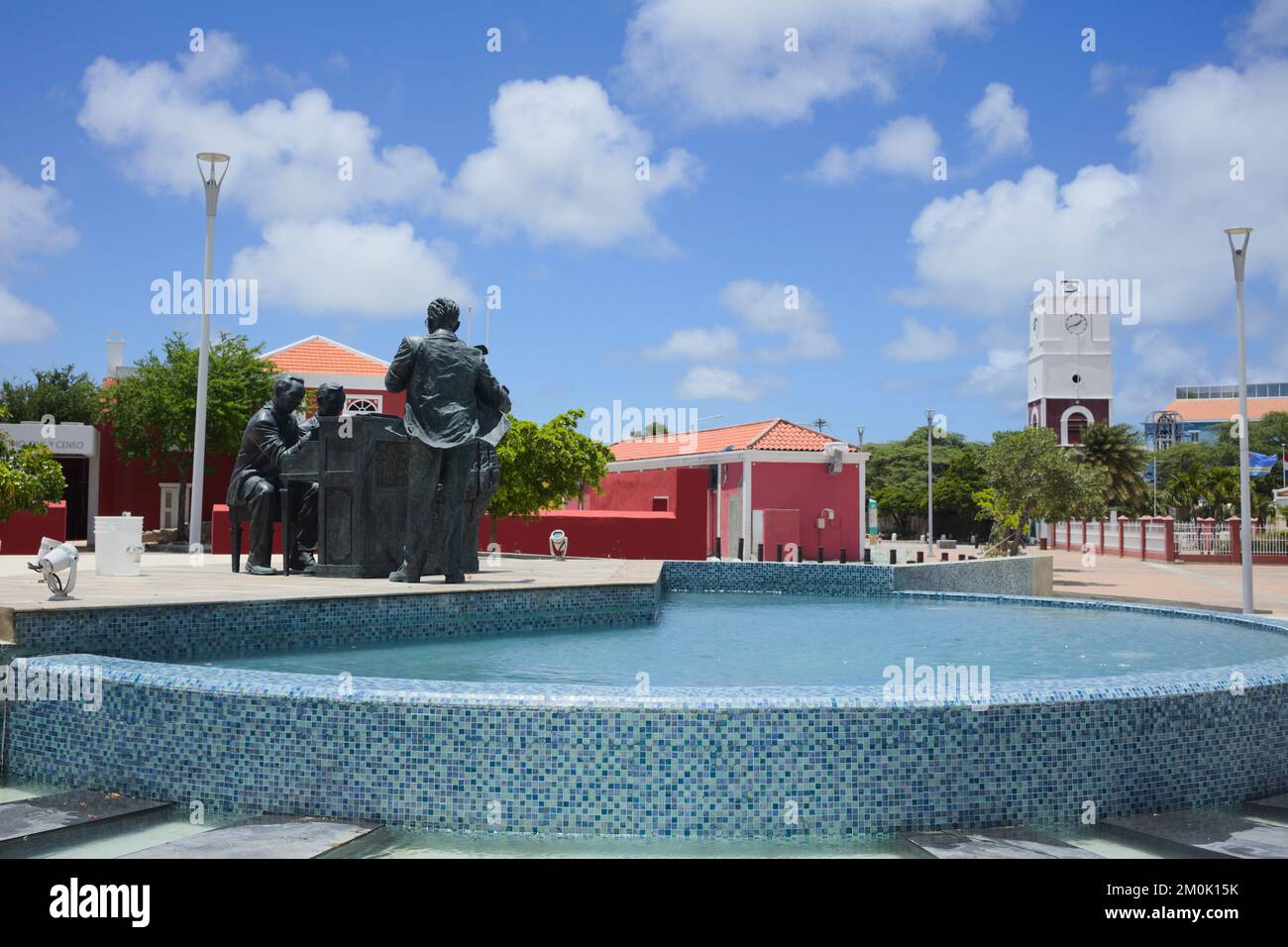 ORANJESTAD, ARUBA - 17. JULI 2022: Brunnen und Skulptur von drei Männern, die zur Erschaffung der Nationalhymne von Aruba beigetragen haben Stockfoto