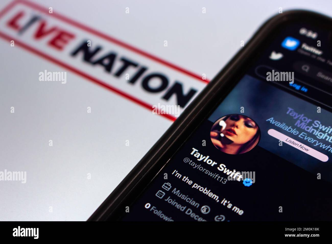 Twitter-Account des beliebten US-Sängers und Songwriters Taylor Swift auf Twitter-Website auf dem iPhone auf dem Hintergrund des Live Nation Logos. Selektiver Fokus Stockfoto