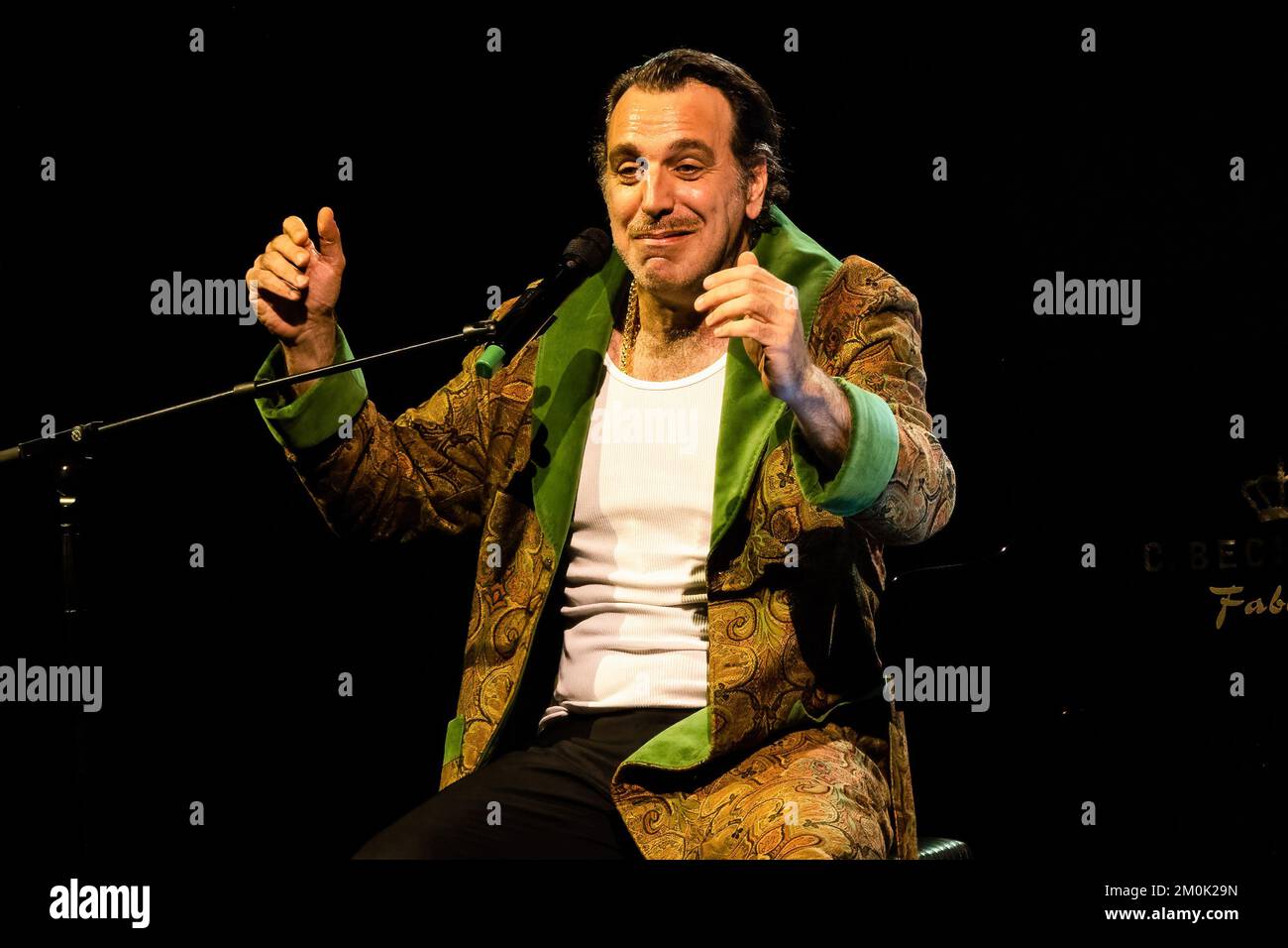 Mailand, Italien. 06.. Dezember 2022. Der kanadische Musiker, Songwriter und Produzent Chilly Gonzales tritt in einem Konzert im Teatro Lirico Giorgio Gaber auf. Kredit: SOPA Images Limited/Alamy Live News Stockfoto