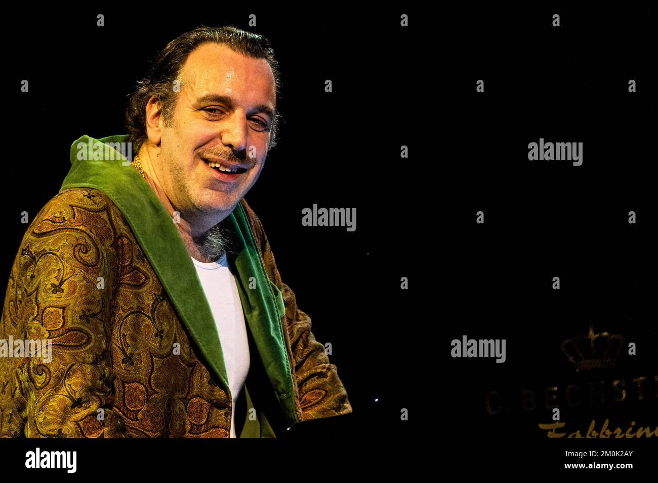 Mailand, Italien. 06.. Dezember 2022. Der kanadische Musiker, Songwriter und Produzent Chilly Gonzales tritt in einem Konzert im Teatro Lirico Giorgio Gaber auf. (Foto: Mairo Cinquetti/SOPA Images/Sipa USA) Guthaben: SIPA USA/Alamy Live News Stockfoto