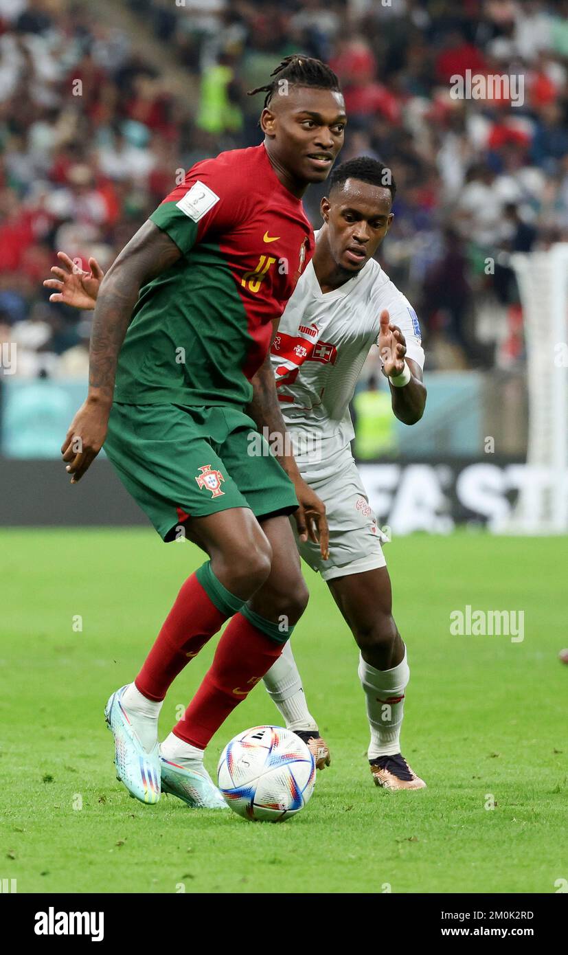 Rafael Leao von Portugal, Edimilson Fernandes von der Schweiz während der FIFA-Weltmeisterschaft 2022, Runde des 16-Fußballspiels zwischen Portugal und der Schweiz am 6. Dezember 2022 im Lusail-Stadion in Al Daayen, Katar - Photo Jean Catuffe / DPPI Stockfoto
