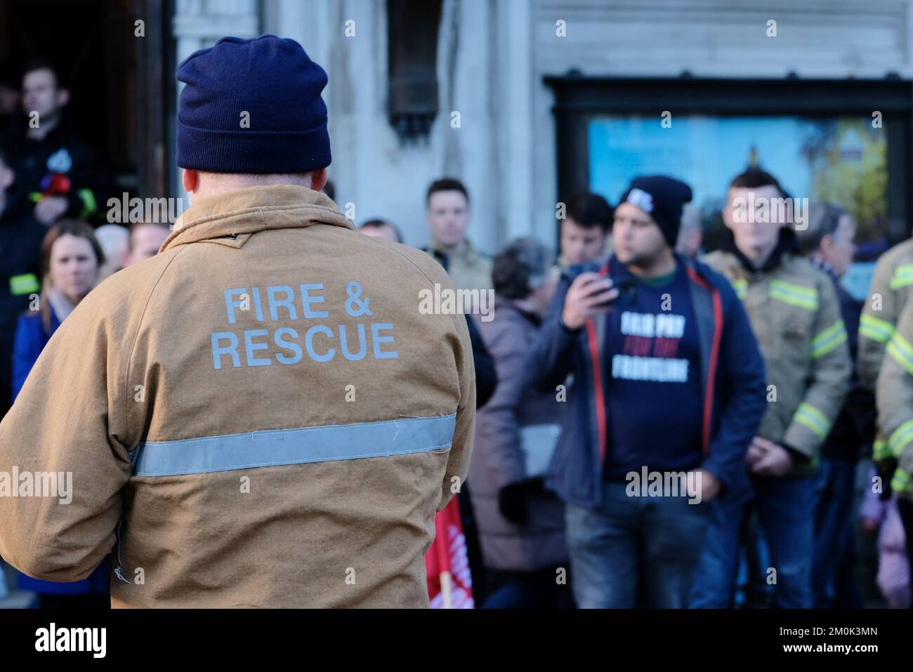 London, Großbritannien. 6.. Dezember 2022. Der Feuerwehrverband (LFU) wählt Mitglieder für Arbeitskampf, nachdem eine Lohnerhöhung von 5 % abgelehnt wurde. Hunderte von Feuerwehrleuten nahmen an einer Kundgebung in Westminster Teil, bevor sie sich mit Abgeordneten trafen, da die Abstimmung am 5.. Dezember eröffnet wurde und am 30.. Januar endet. Kredit: Elfte Stunde Fotografie/Alamy Live News Stockfoto