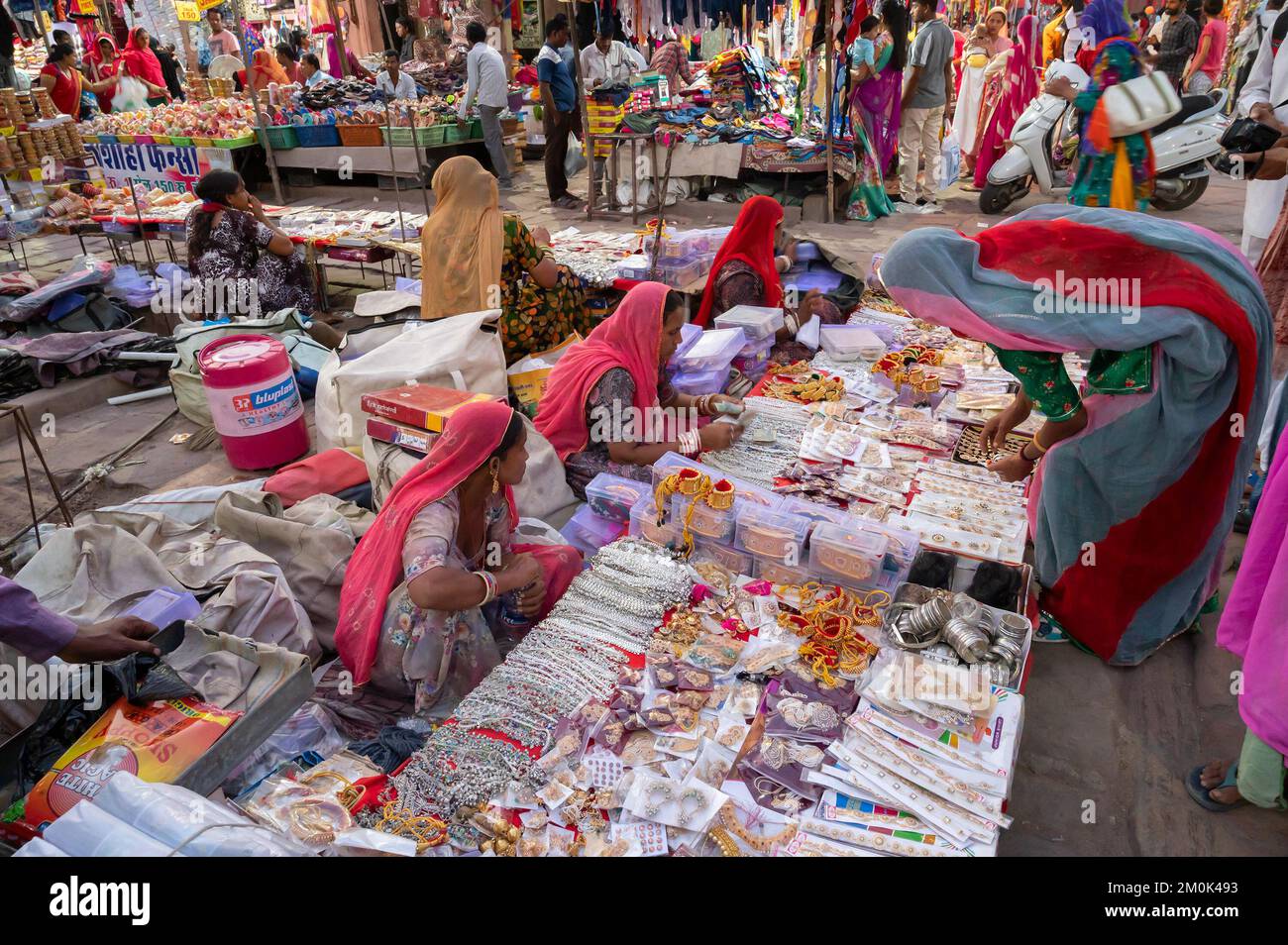 Jodhpur, Rajasthan, Indien - 19.10.2019 : Rajasthani-Frauen kaufen Armreifen und Schmuck auf dem berühmten Sardar-Markt und dem Ghanta-Ghar-Uhrenturm-Markt. Stockfoto