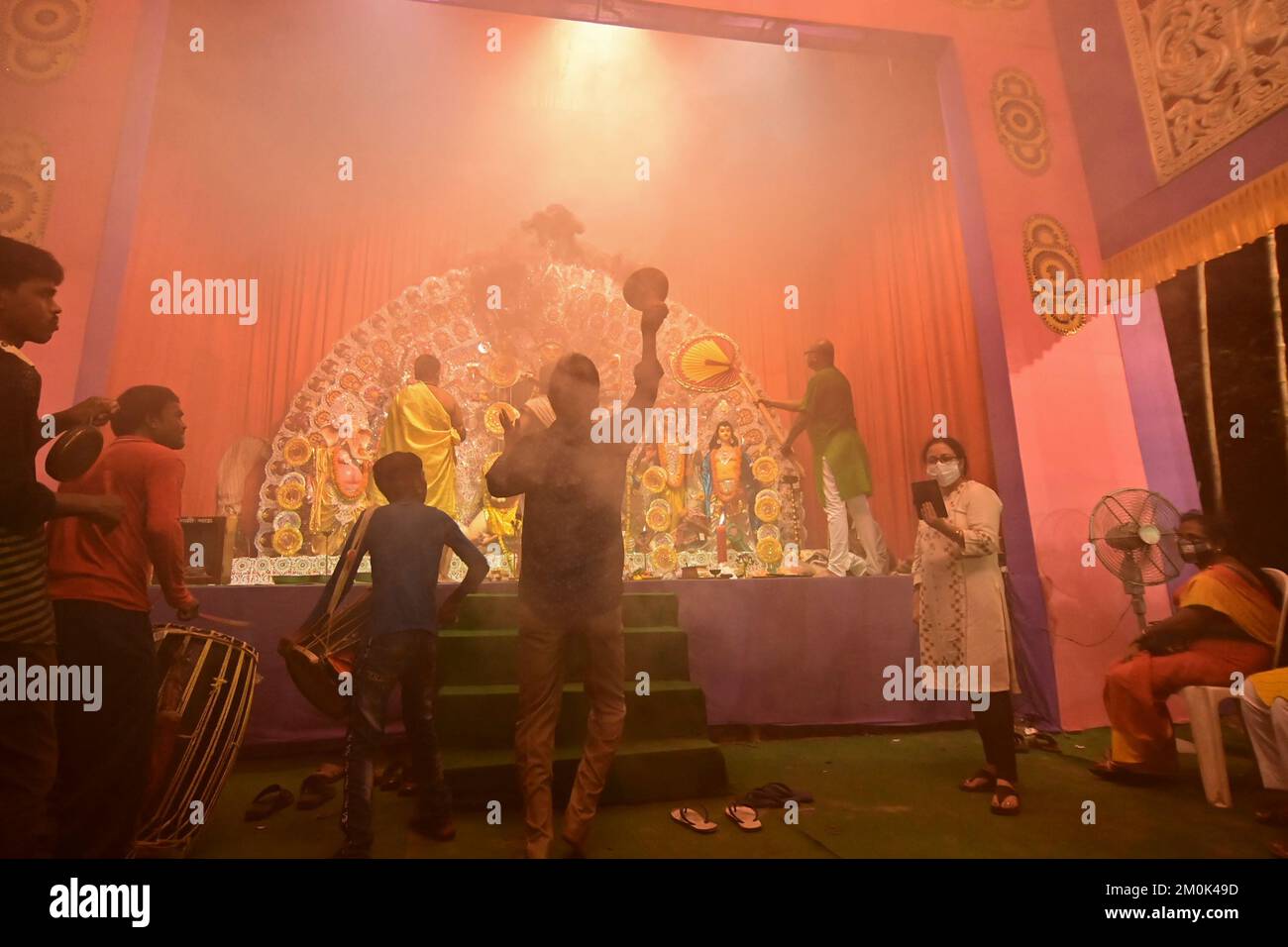 Howrah, Westbengalen, Indien -13. Oktober 2021 : Hindu-Anhänger tanzen Dhunuchi naach, vor der Göttin Durga als Ritual, während Dhaakis Dhaak spielen Stockfoto