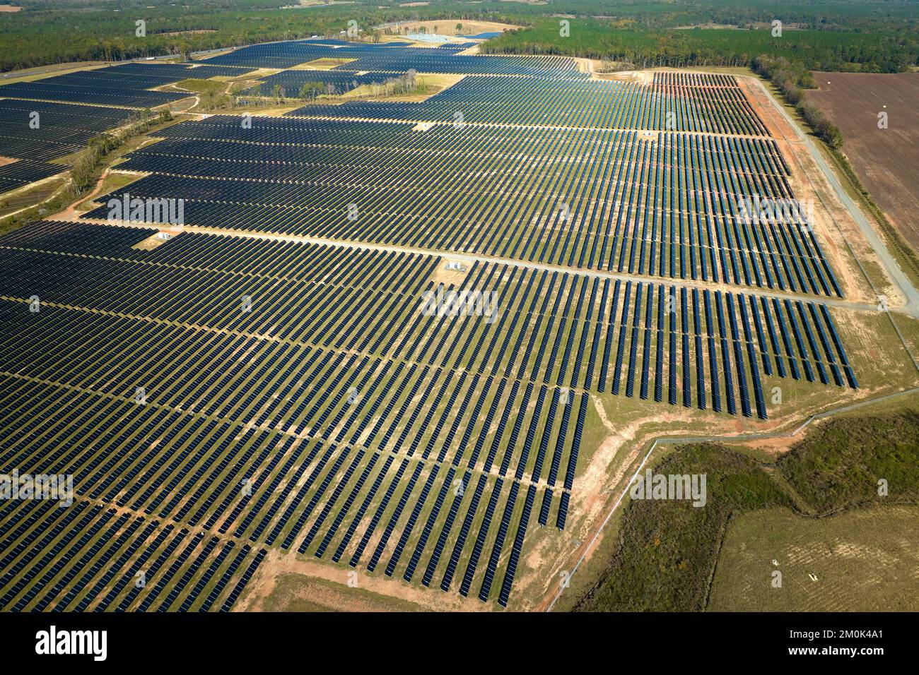 Luftaufnahme eines großen nachhaltigen Elektrokraftwerks mit Reihen von Photovoltaik-Solarmodulen zur Erzeugung sauberer elektrischer Energie. Konzept von Stockfoto