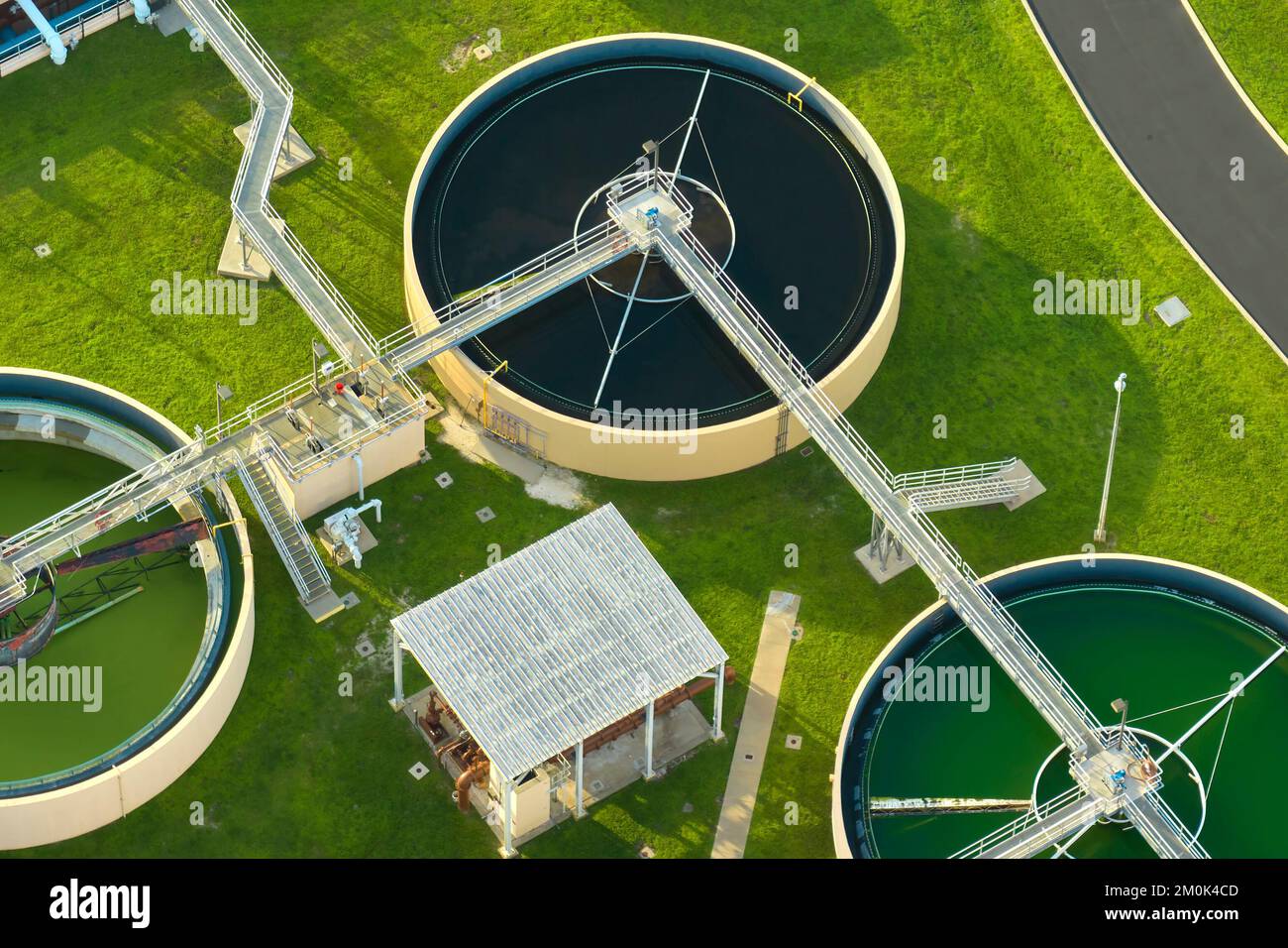 Luftaufnahme einer modernen Wasserreinigungsanlage in der städtischen Kläranlage. Reinigungsprozess der Entfernung unerwünschter Chemikalien, ausgesetzt Stockfoto