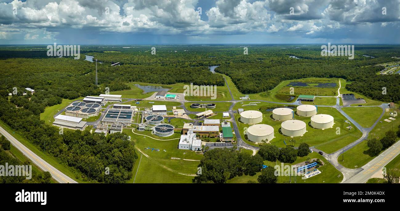 Luftaufnahme einer modernen Wasserreinigungsanlage in der städtischen Kläranlage. Reinigungsprozess der Entfernung unerwünschter Chemikalien, ausgesetzt Stockfoto