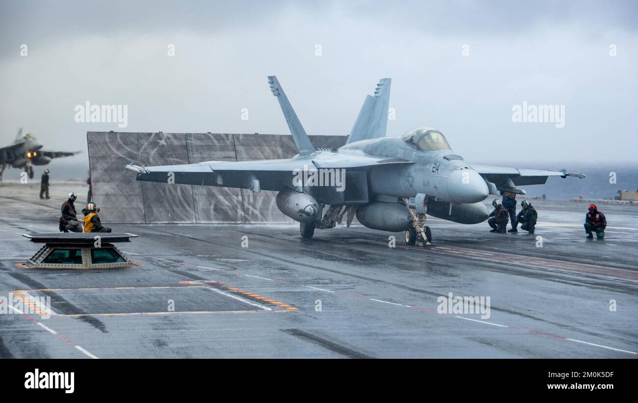 221206-N-BR419-1078 PHILIPPINE SEA (6. Dezember 2022) ein F/A-18E Super Hornet, das an das Royal Maces of Strike Fighter Squadron (VFA) 27 angeschlossen ist, bereitet sich auf den Start auf dem Flugdeck der USA vor Der einzige vorwärtsgesetzte Flugzeugträger der Navy, USS Ronald Reagan (CVN 76), in der Philippinischen See, Dezember 6. Die Royal Maces führen Luftangriffe und Eskorte-Missionen der Streitkräfte sowie Schiffe, Kampfgruppen und Nachrichtensammeloperationen durch. Ronald Reagan, das Flaggschiff der Carrier Strike Group 5, stellt eine kampfbereite Truppe bereit, die die Vereinigten Staaten schützt und verteidigt und Allia unterstützt Stockfoto 221206-N-BR419-1078 PHILIPPINE SEA (6. Dezember 2022) ein F/A-18E Super Hornet, das an das Royal Maces of Strike Fighter Squadron (VFA) 27 angeschlossen ist, bereitet sich auf den Start auf dem Flugdeck der USA vor Der einzige vorwärtsgesetzte Flugzeugträger der Navy, USS Ronald Reagan (CVN 76), in der Philippinischen See, Dezember 6. Die Royal Maces führen Luftangriffe und Eskorte-Missionen der Streitkräfte sowie Schiffe, Kampfgruppen und Nachrichtensammeloperationen durch. Ronald Reagan, das Flaggschiff der Carrier Strike Group 5, stellt eine kampfbereite Truppe bereit, die die Vereinigten Staaten schützt und verteidigt und Allia unterstützt Stockfoto