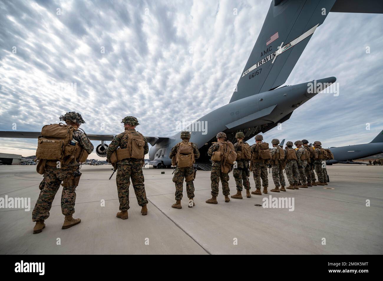 USA Marines mit Battery Q, 5.. Bataillon, 11.. Marineregiment, bereiten Sie sich auf einen C-17 Globemaster III während der Übung Steel Knight vor, in Camp Pendleton, Kalifornien, 2. Dezember 2022. Das 21.. Luftbrücke-Geschwader transportierte 15 Marines und etwa 68.000 kg Ausrüstung während ihrer jährlichen Übung, die eine Feuerübung in kontrollierten Umgebungen umfasste. (USA Air Force Foto von Senior Karla Parra) Stockfoto