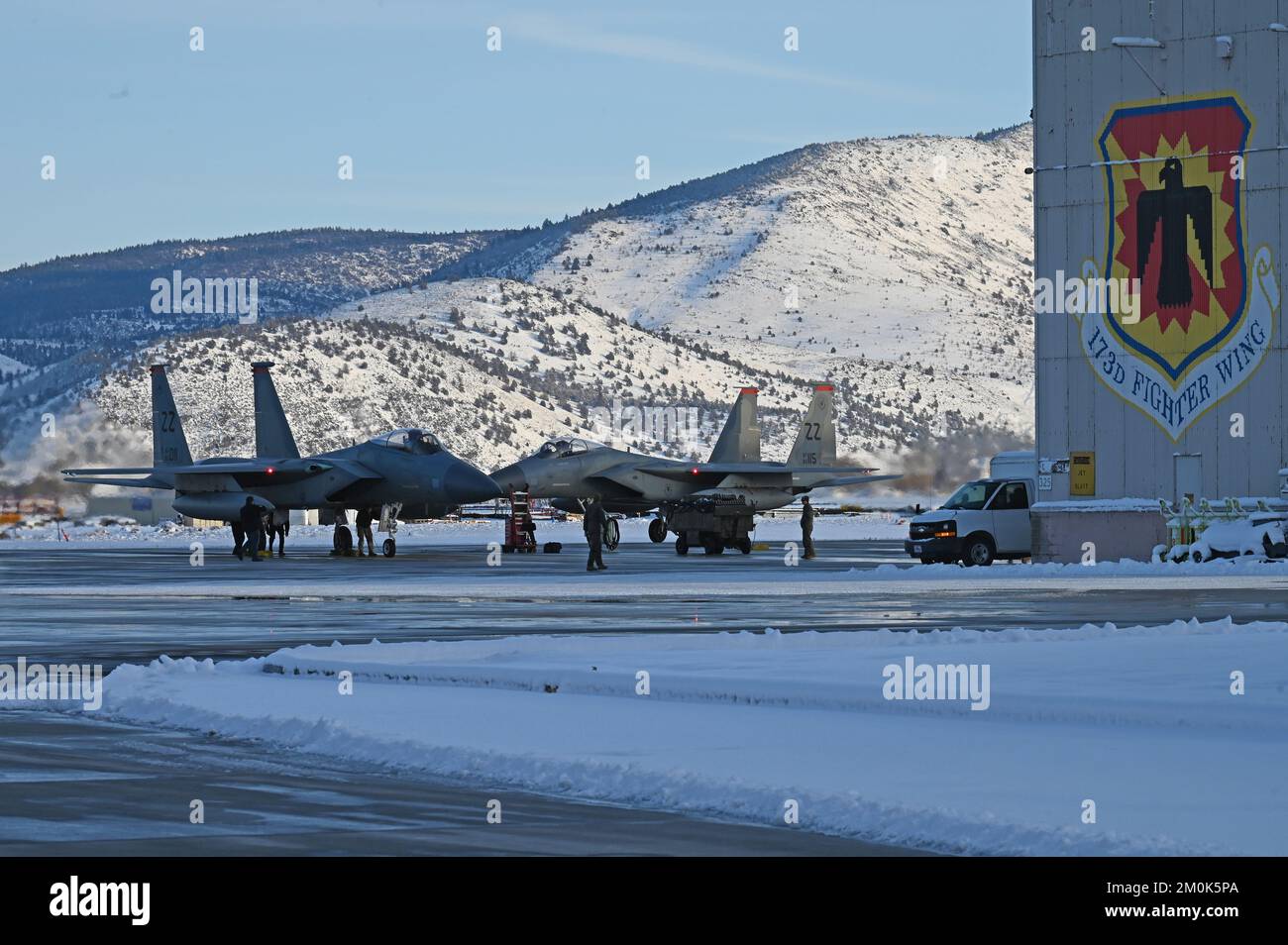 USA Air Force F-15 Eagles vom Luftwaffenstützpunkt Kadena, Japan, landet am Kingsley Field in Klamath Falls, Oregon, 2. Dezember 2022, wo sie inspiziert und repariert werden, bevor sie zu ihren Gewinnereinheiten transferiert oder in den „Boneyard“ zurückgezogen werden. Kingsley Field wurde als Drehkreuz für die Aufnahme des Flugzeugs ausgewählt, nachdem die Air Force angekündigt hatte, dass die Kadena Eagles durch eine rotierende Truppe von Kämpfern ersetzt würden. (USA Air National Guard (Foto) von Senior Master Sgt. Jennifer Shirar) Stockfoto