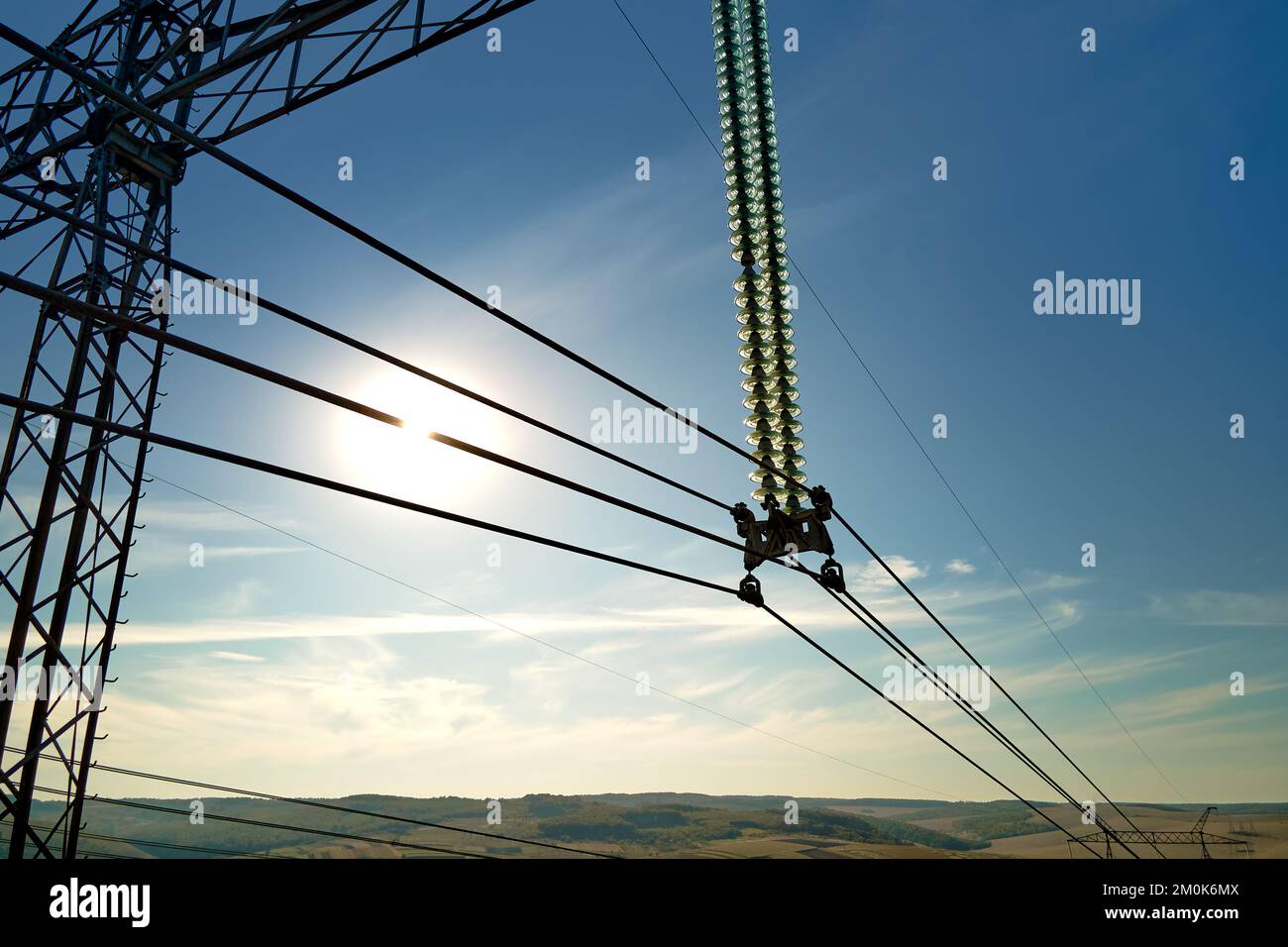 Hochspannungsleitung mit Isolationsteiler von elektrischen Stromkabeln für die sichere Bereitstellung elektrischer Energie über Stahlkabel auf großer Entfernung Stockfoto