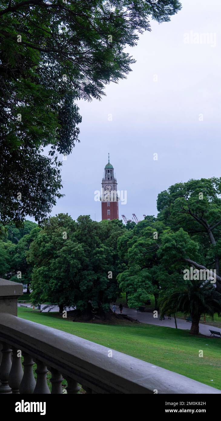Die Straßen von Buenos Aires in der Abenddämmerung. Der monumentale Uhrenturm aus dem General San Martin Park Stockfoto