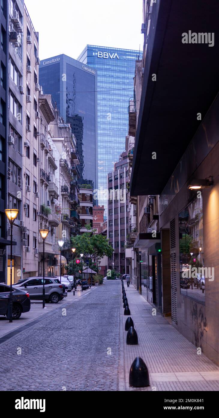 Einsame und farbenfrohe Straßen von Buenos Aires an einem warmen Nachmittag am sonntag Stockfoto