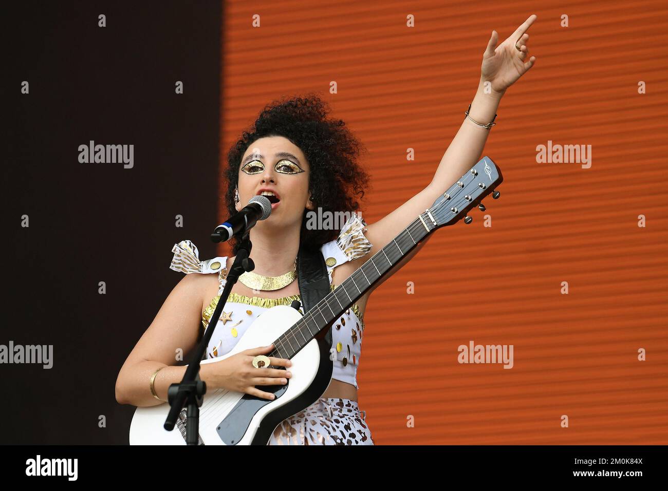 Rio de Janeiro, Brasilien, 10. September 2022. Sängerin Dora Morelenbaum der Band Bala Desejo, während eines Konzerts im Rock in Rio in der Stadt Rio de Jane Stockfoto