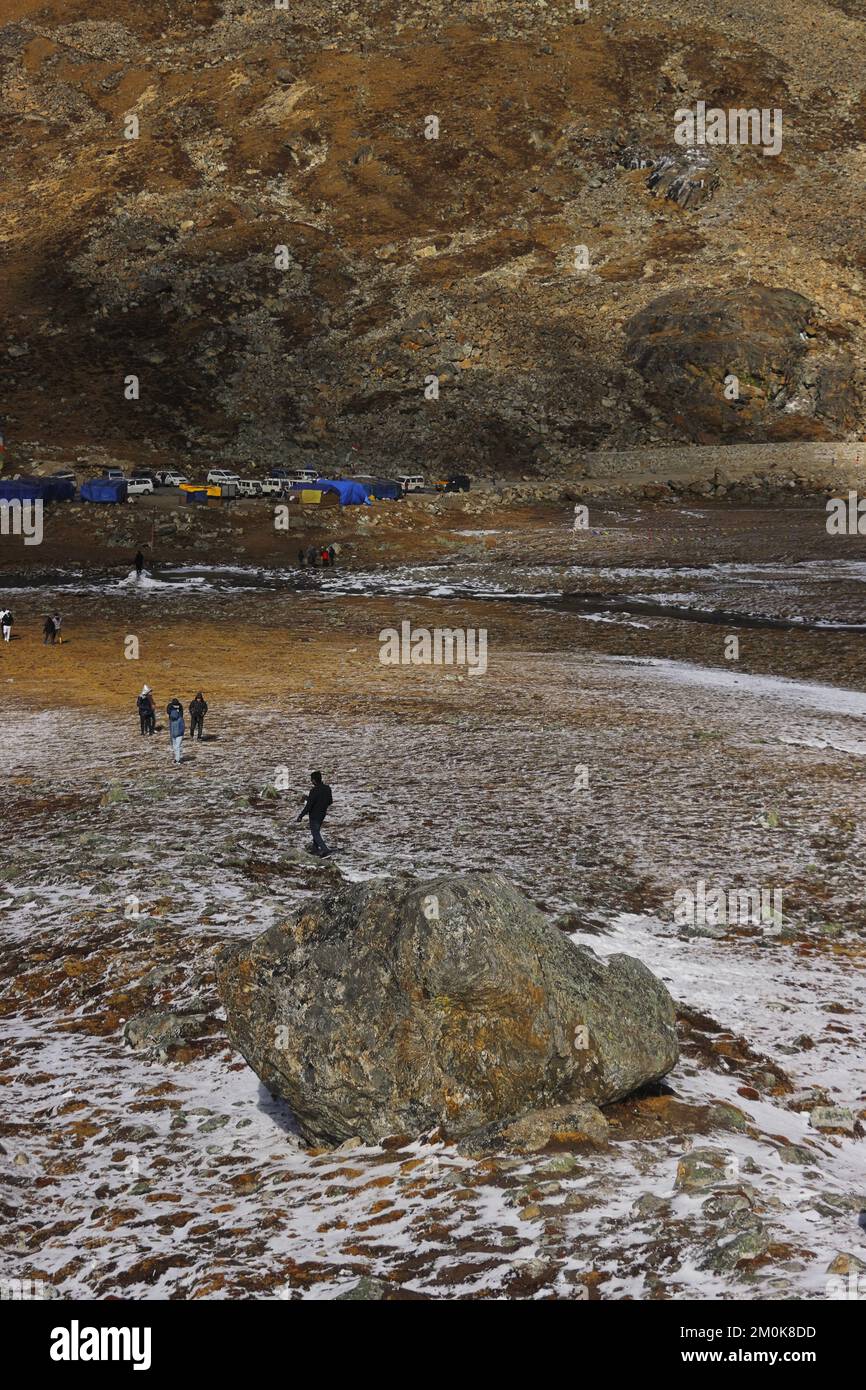 Wunderschöner Wanderweg, durch das malerische Alpental und umgeben von einem hohen, schneebedeckten Gipfel im himalaya, Nullpunkt im Norden von sikkim, indien Stockfoto