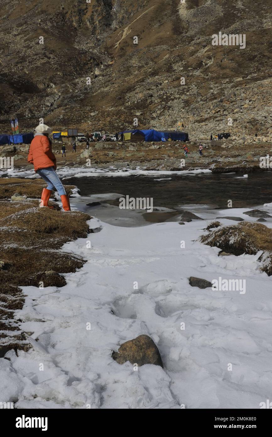 Ich versuche, einen gefrorenen Bergfluss zu überqueren. Wandern, Camping und Abenteuer im Norden von sikkim in indien Stockfoto