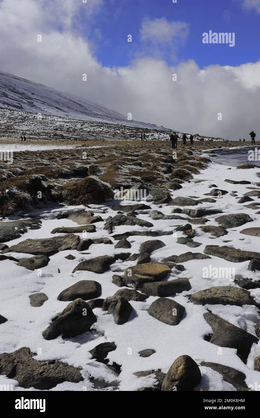 Wunderschöner Wanderweg, durch das malerische Alpental und umgeben von einem hohen, schneebedeckten Gipfel im himalaya, Nullpunkt im Norden von sikkim, indien Stockfoto