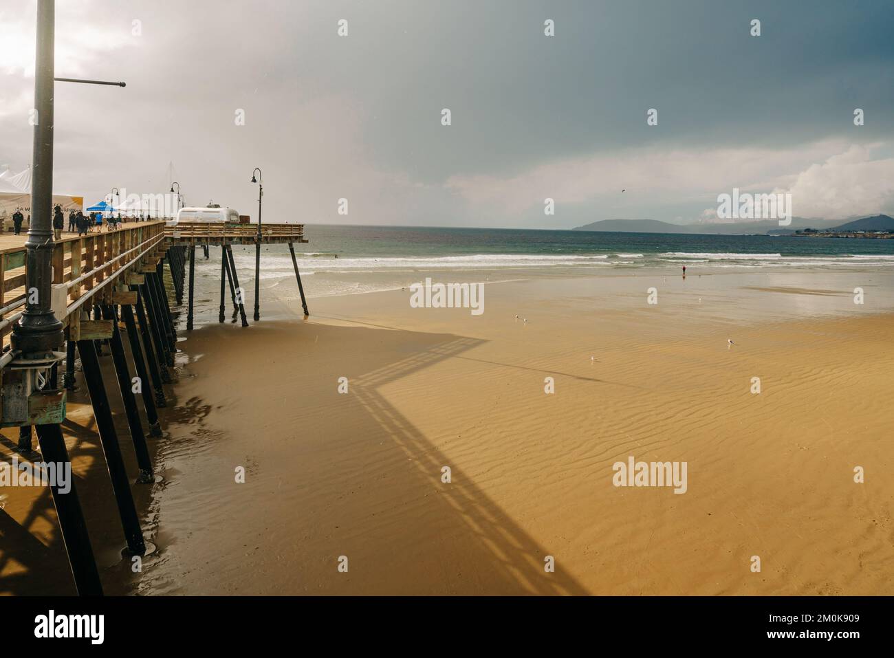 Pismo Beach, Kalifornien - 6. Dezember 2022. Pismo Beach Pier und breiter Sandstrand. Pismo Beach, San Luis Obispo County, Küste von Zentralkalifornien Stockfoto