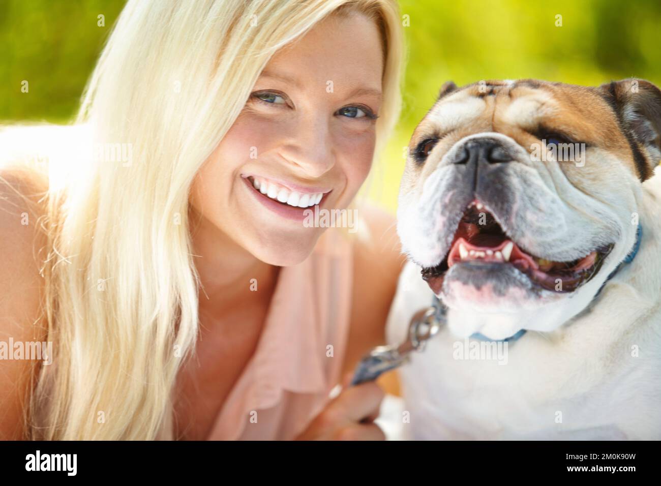 Ein Tag mit Hündchen. Porträt einer schönen Blondine mit ihrem Hund. Stockfoto