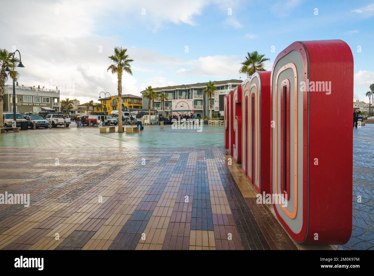 Pismo Beach, Kalifornien - 6. Dezember 2022. Pismo Beach Pier plaza bei Sonnenuntergang. Die großen leuchtenden Buchstaben, ein neues Neon-Wahrzeichen von Pismo Beach City, Ca Stockfoto