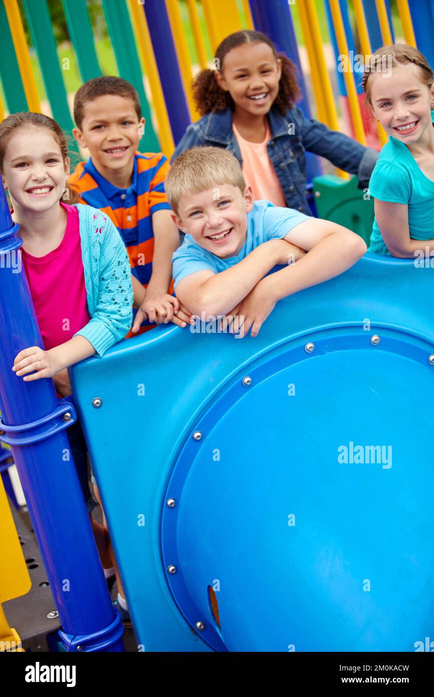 Der Spielplatz ist ihr Lieblingsort. Eine multiethnische Gruppe glücklicher Kinder, die in einem Dschungelstudio in einem Spielpark spielen. Stockfoto