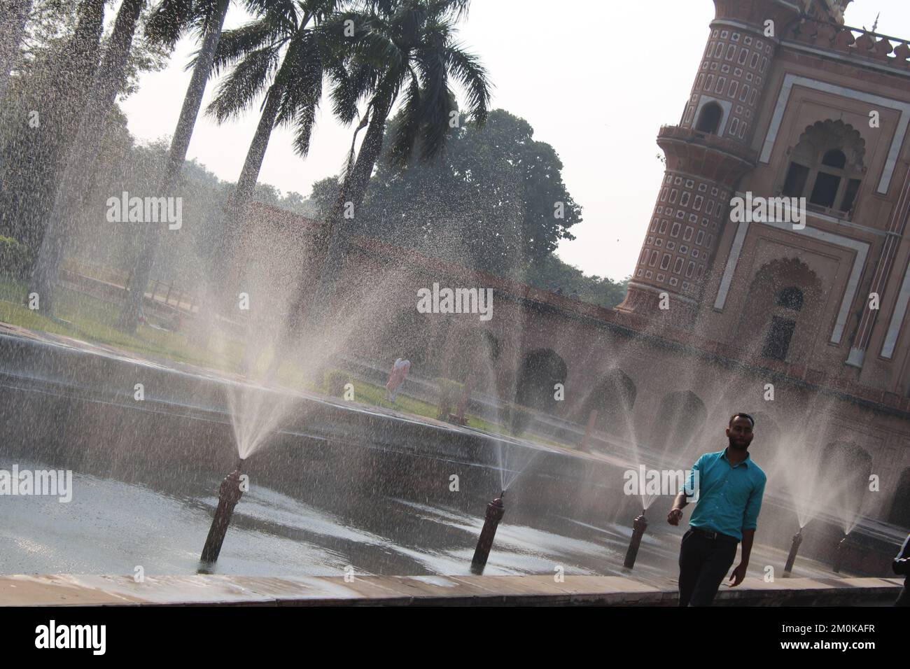 Herrlicher Blick auf Safdarjung's Grab in Delhi, Indien. Wunderschönes Mausoleum aus rotem Sandstein. Wundervolle Mogul-Architektur. Das Grab ist ein beliebter Tourist Stockfoto