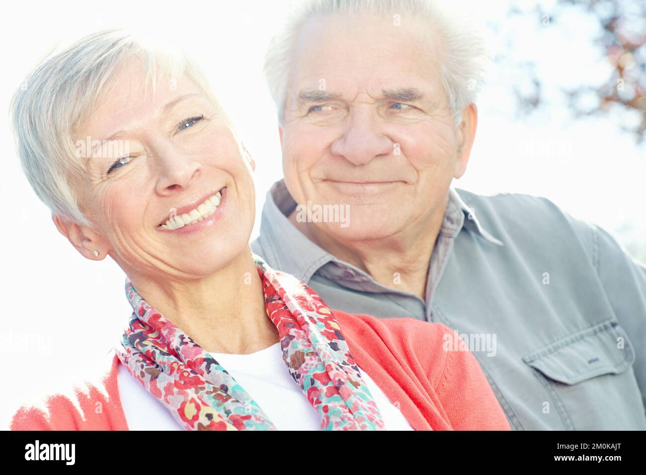 Ich denke an all die guten Zeiten. Nahaufnahme eines Seniorenmanns und einer Ehefrau, die zusammen sitzen. Stockfoto