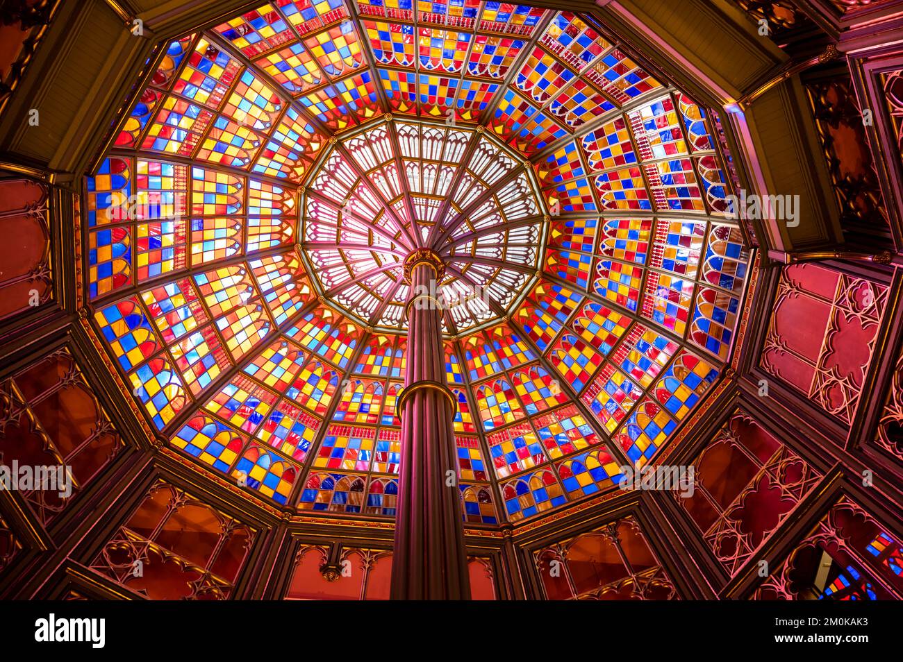 Baton Rouge, Louisiana, USA - 11,2022 Jahre – Buntglaskuppel des Old Louisiana State Capitol mit Glasfenster. Stockfoto