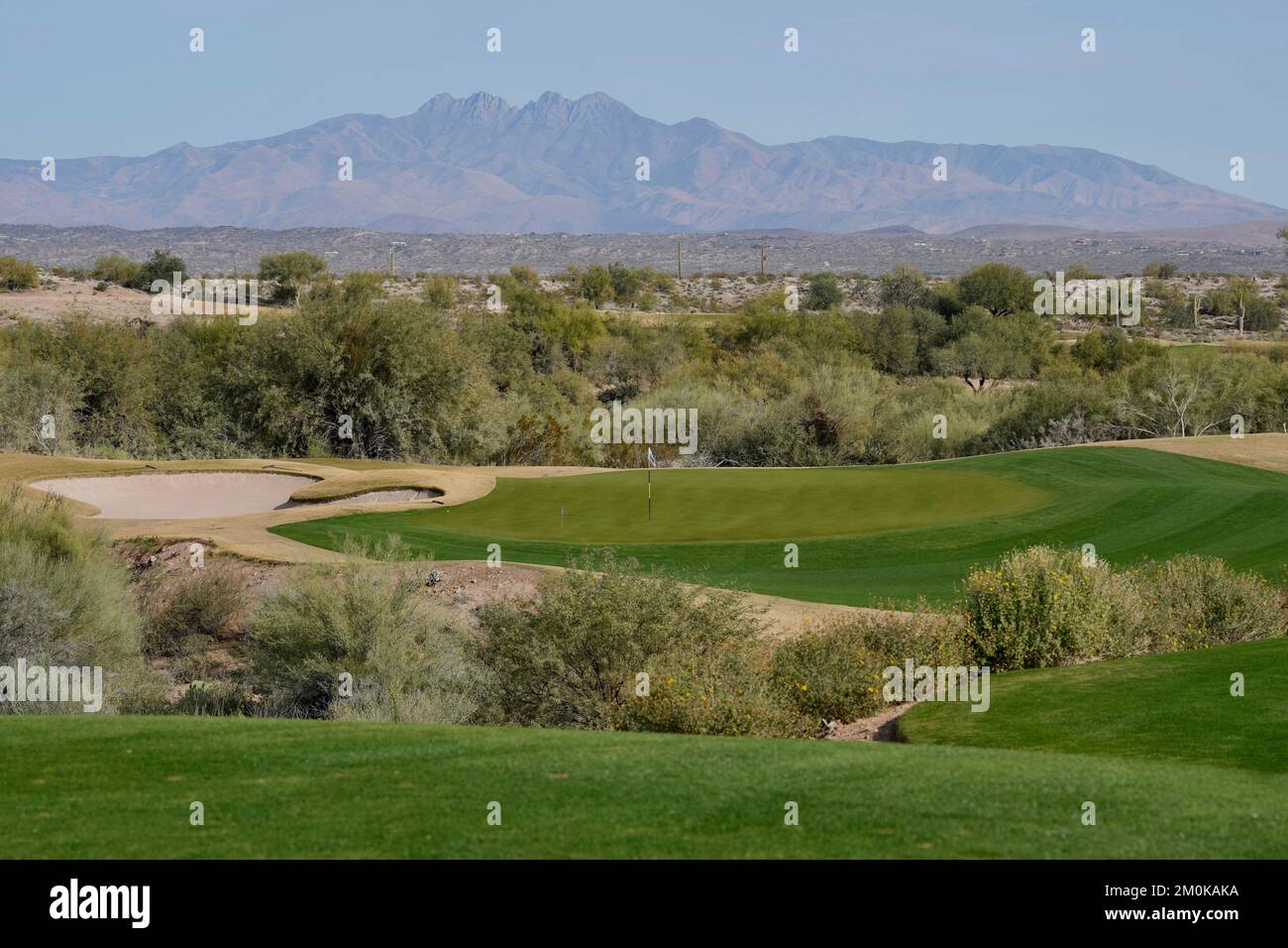 Ein Blick auf ein Golfloch in der Wüste auf einem Golfplatz in Phoenix, Arizona. Stockfoto